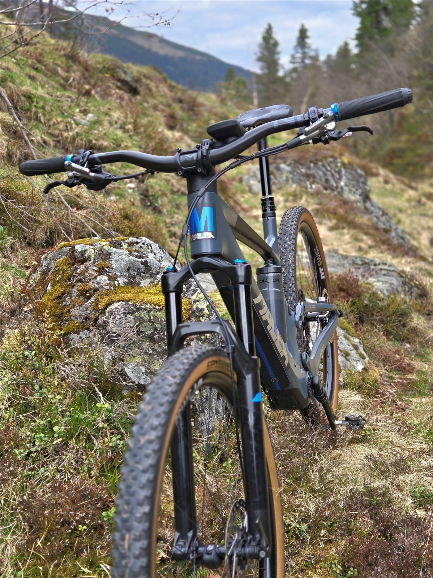 Individuell gestaltetes MALEA Mountainbike in alpiner Landschaft